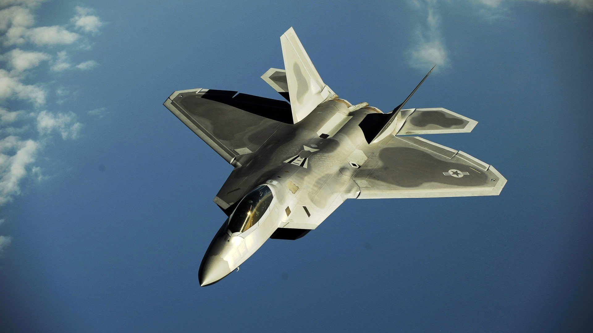 尼古拉·西尔维斯特里在男子撑杆跳中获得银牌,尼古拉维奇拳击