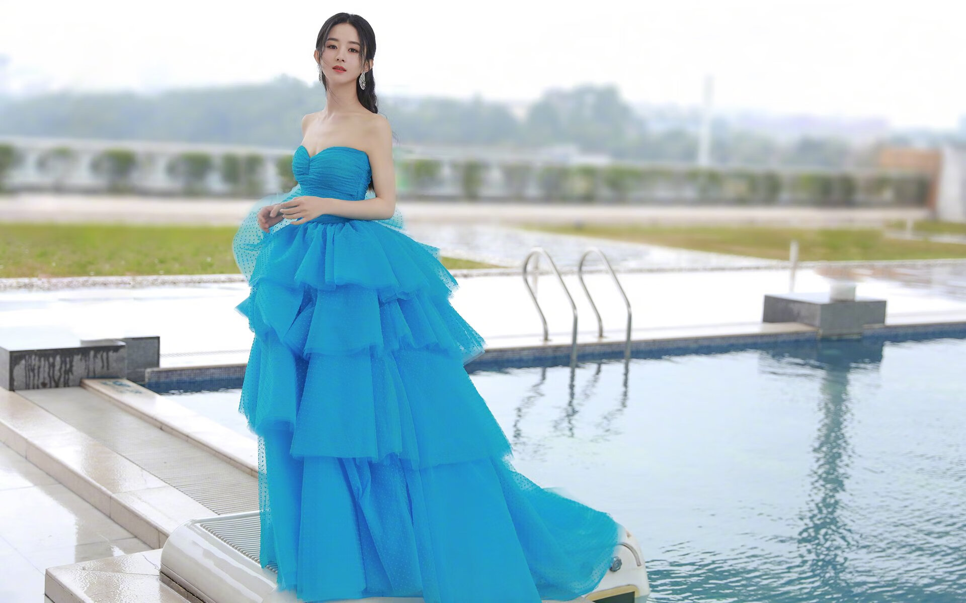 李娜主持青少年比赛颁奖仪式,青年演员李娜