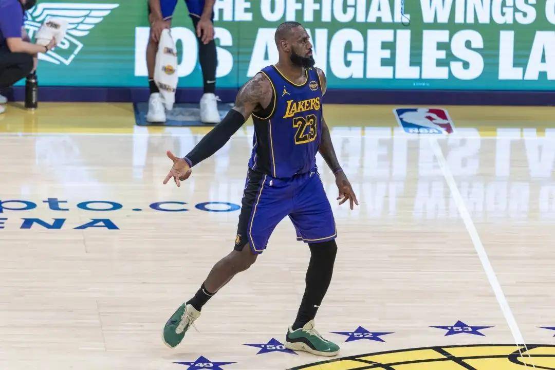 乐鱼体育:湖人队新赛季的战术演练：如何提升进攻效率和防守强度？的简单介绍